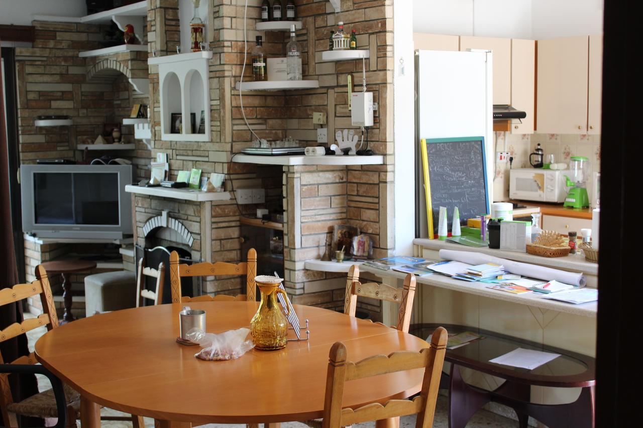 Costas Hostel Action Tseri エクステリア 写真